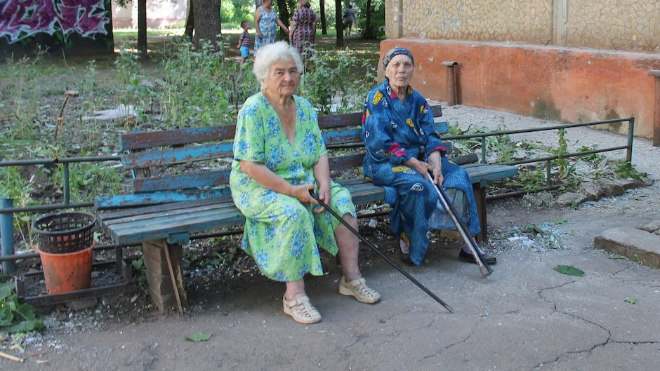 Скамейка под окнами жилого дома