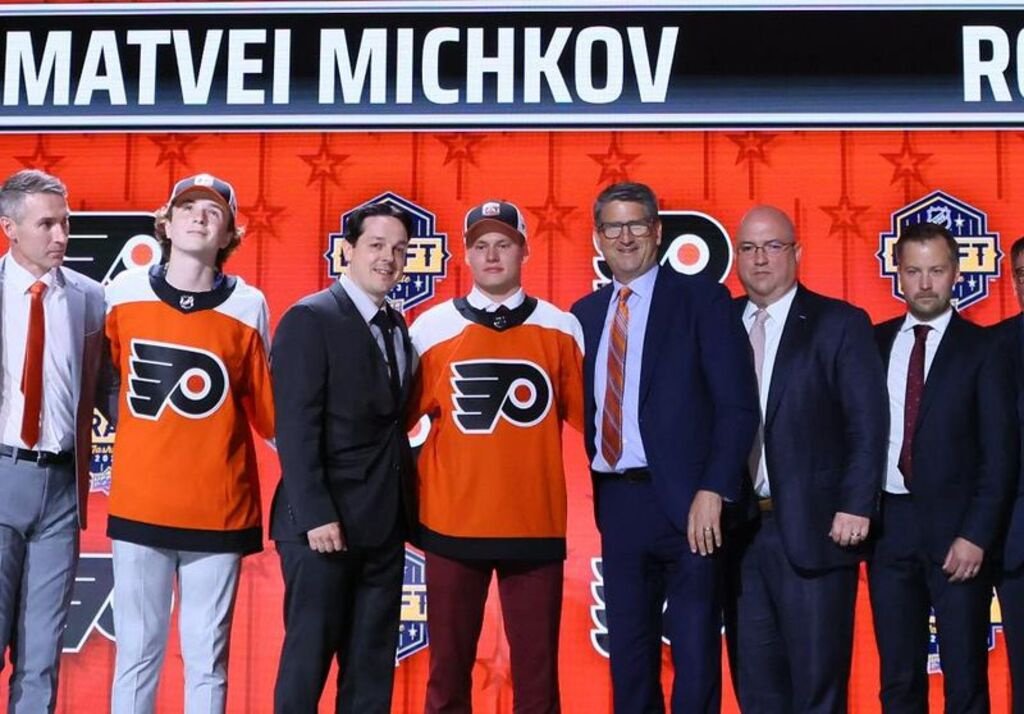 Клуб НХЛ «Филадельфия» заключил трехлетний контракт с Матвеем Мичковым
