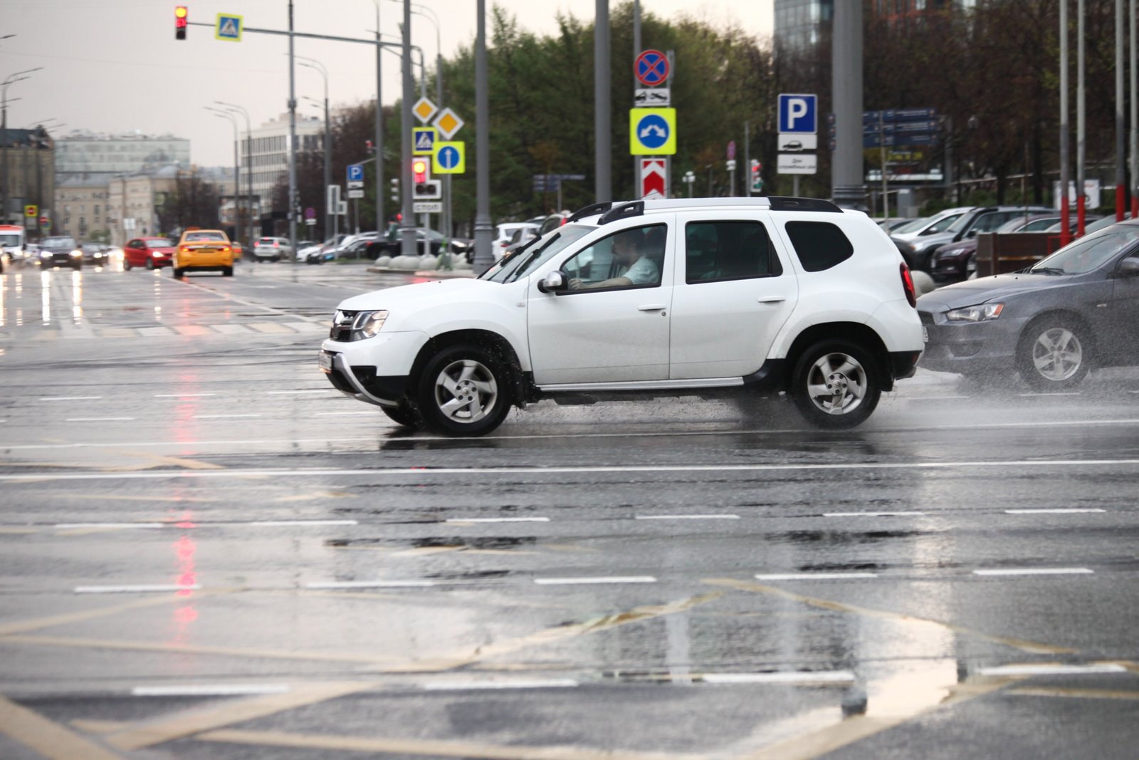 Как правильно ездить в дождь на автомобиле