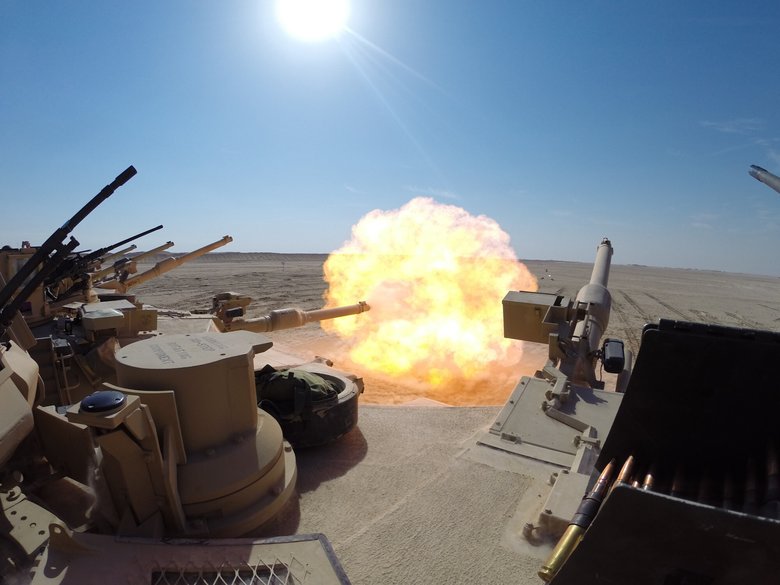 Калибровка системы управления огнем танка M1A2 Abrams. 13 ноября 2014 года, полигон Удаири в лагере Бюринг, Кувейт. Фото: The U.S. Army / Wikimedia