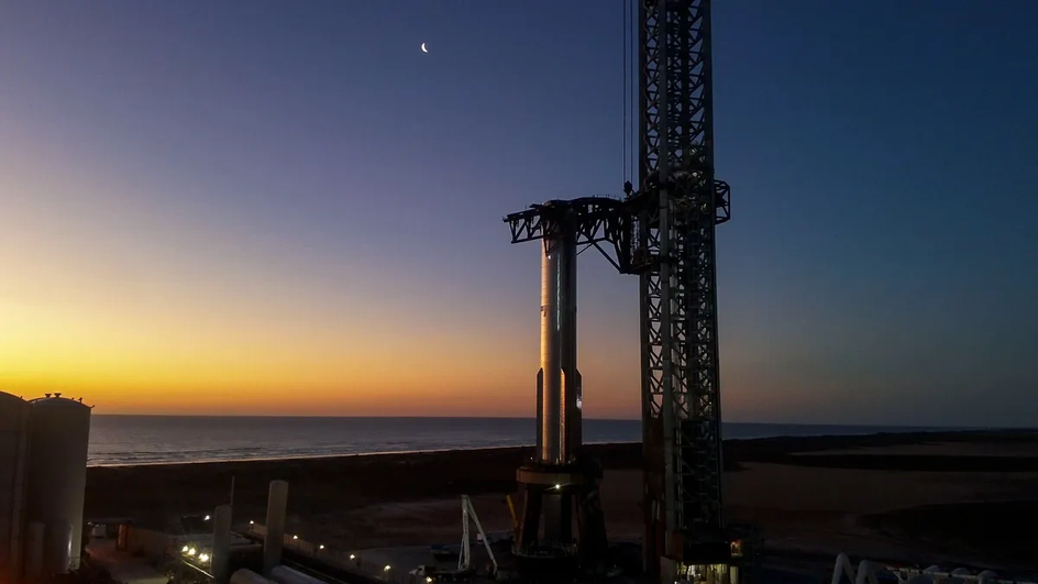 Super Heavy стоит на орбитальной стартовой установке Starbase. Фото сделано 4 апреля