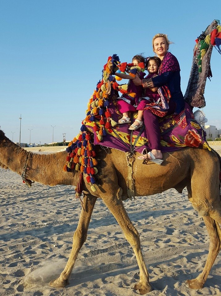 В Пакистане Камалия с детьми покаталась на верблюдах