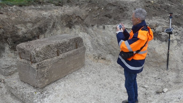 Специалисты из Французского национального института превентивных археологических исследований (INRAP) обнаружили неповрежденный римский саркофаг в некрополе французского города Реймс. Фото: INRAP