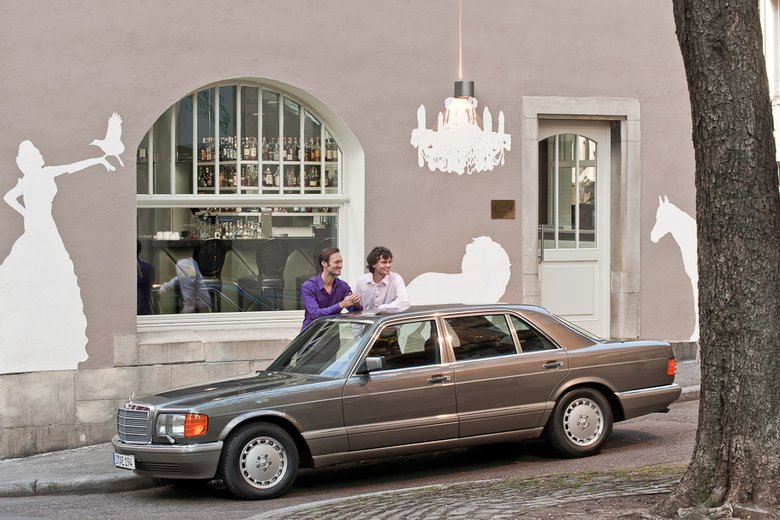 Представительский Mercedes-Benz S-класса (W126) — первая машина в мире, где подушки безопасности работают вместе с преднатяжителями ремней