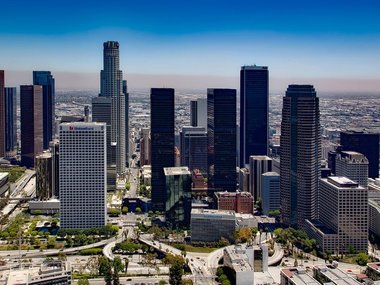 8. Лос-Анджелес. Лос-Анджелес занимает восьмое место в рейтинге. Это крупный мегаполис и важный экономический и туристический центр. Средняя стоимость недвижимости на рынке составляет $717 583.