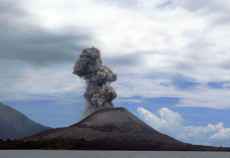 Вулкан Кракатау 7 февраля 2008 года. Фото: wikimedia / flydime (own work) / CC BY 2.0