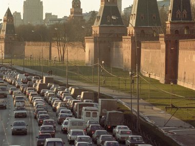 Отличие от современных автомобильных пробок все же имелось – на дорогах тогда стояли преимущественно отечественные автомобили. Доля иномарок в России в начале 2000-х составляла примерно 15%.