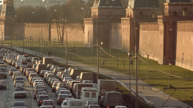 Отличие от современных автомобильных пробок все же имелось – на дорогах тогда стояли преимущественно отечественные автомобили. Доля иномарок в России в начале 2000-х составляла примерно 15%.