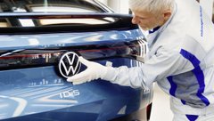 Сотрудник Volkswagen проверяет ID.5 на заводе Цвиккау (Zwickau)