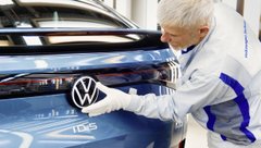 Сотрудник Volkswagen проверяет ID.5 на заводе Цвиккау (Zwickau)