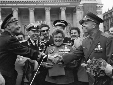 Встреча ветеранов Великой Отечественной войны у Большого театра Встреча ветеранов Великой Отечественной войны у Большого театра