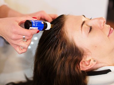Slide image for gallery: 3668 | От редакции «Леди Mail.Ru»: пока специально подобранные эфирные масла воздействуют на волосы, можно расслабиться и насладиться приятными запахами
