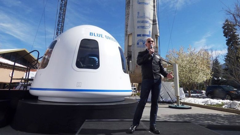 Владелец Blue Origin Джефф Безос представляет капсулу корабля Blue Origin. Фото: Baomoi.com