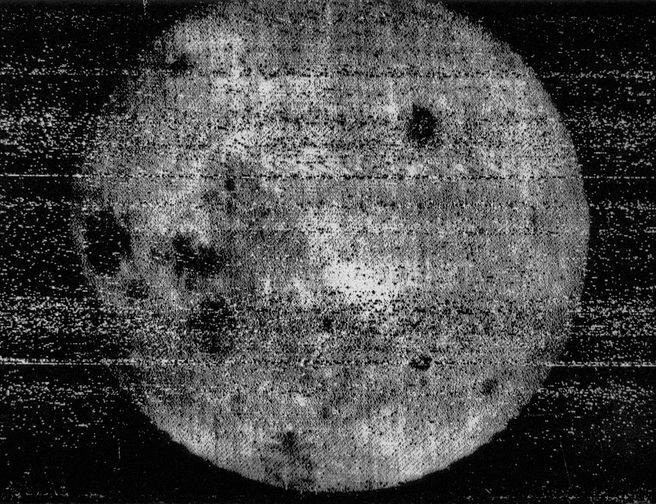 Первое изображение, переданное АМС «Луна-3», показывающее обратную сторону Луны. Фото: NASA