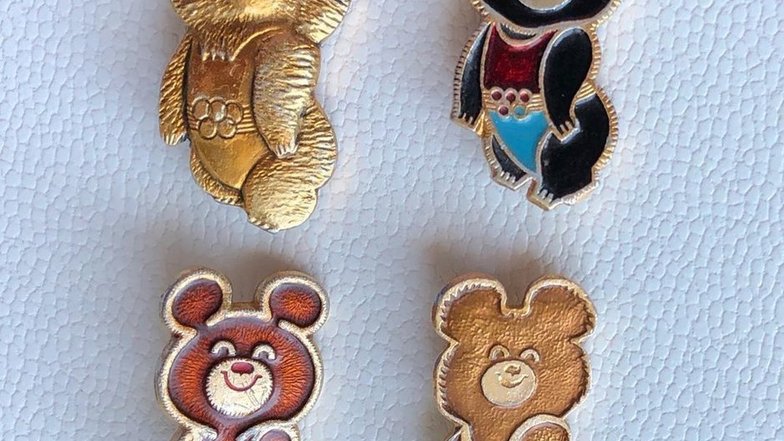 Московская Олимпиада 1980-го породила главный мем десятилетия. Это – олимпийский мишка, символ Игр. Его рисовали на футболках, пакетах, календарях и плакатах. В каждом доме стояла пластиковая фигурка медведя.