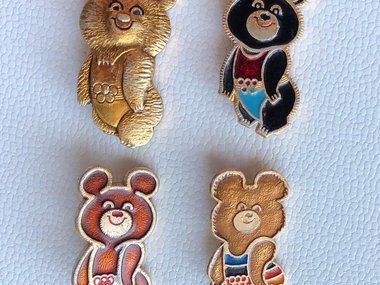 Московская Олимпиада 1980-го породила главный мем десятилетия. Это – олимпийский мишка, символ Игр. Его рисовали на футболках, пакетах, календарях и плакатах. В каждом доме стояла пластиковая фигурка медведя.