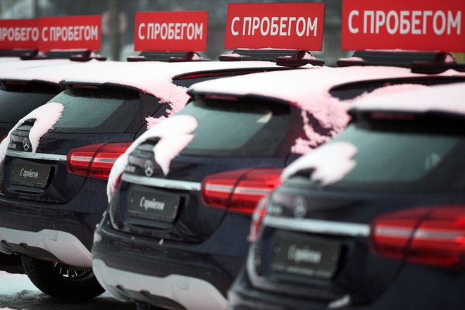 Автомобили с пробегом на стоянке дилерского центра в Москве