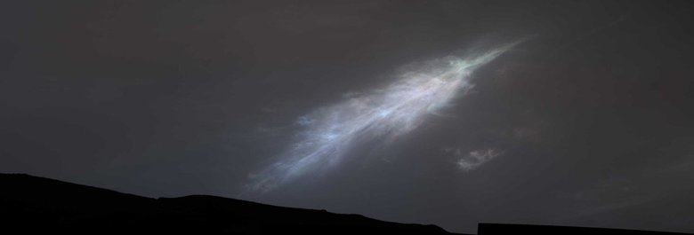 В дополнение к изображению «солнечных лучей» Curiosity запечатлел набор разноцветных облаков в форме пера. Снимок сделан сразу после захода солнца 27 января 2023 года. Фото: NASA/JPL-Caltech/MSSS