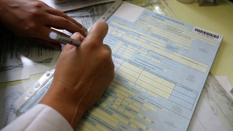 Врач выписывает лист нетрудоспособности. Врач выписывает лист нетрудоспособности.