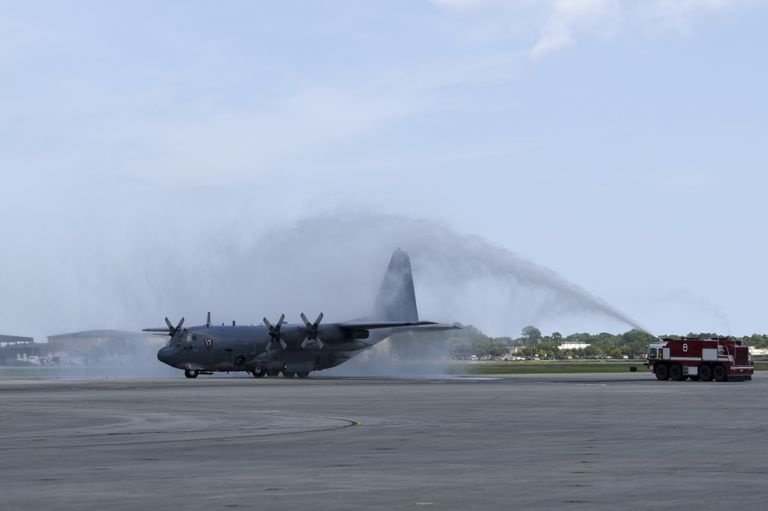 Воздушный линкор «приветствуют» водяным фонтаном по возвращению из последней миссии. Фото: US Air Force