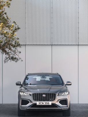 slide image for gallery: 26575 | Jaguar F-Pace