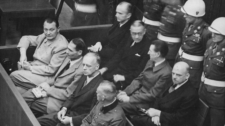 Карл Дёниц на заседании Нюрнбергского трибунала (самый дальний во втором ряду) Карл Дёниц на заседании Нюрнбергского трибунала (самый дальний во втором ряду)