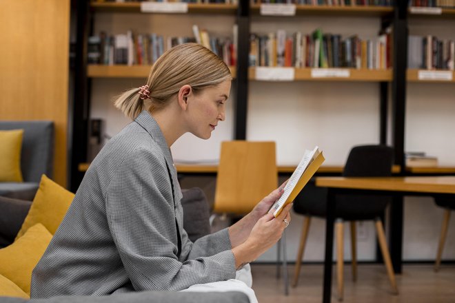 Девушка читает книгу Девушка читает книгу