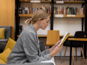 Девушка читает книгу