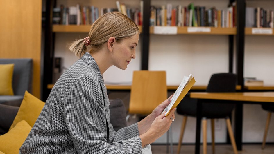 Девушка читает книгу Девушка читает книгу