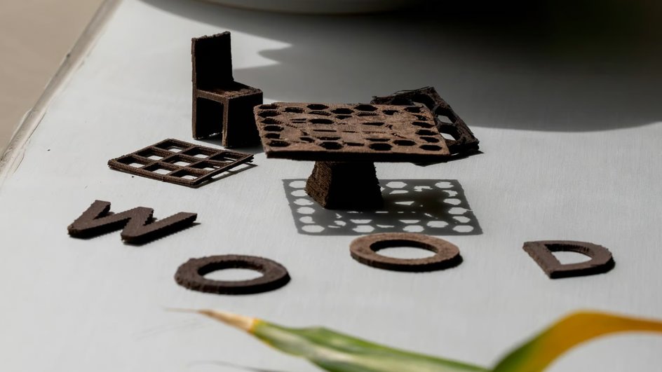Подборка деревянных предметов, напечатанных на 3D-принтере, включая столик и стул.
