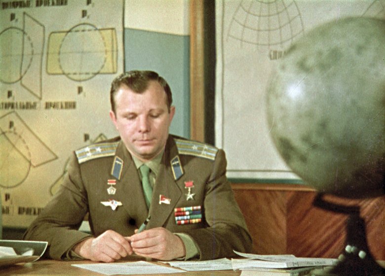 Юрий Гагарин за своим рабочим столом в Центре подготовки космонавтов. Фото: РГАНТД