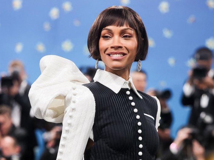 Зои Салдана в Thom Browne на Met Gala в 2025 году Зои Салдана в Thom Browne на Met Gala в 2025 году