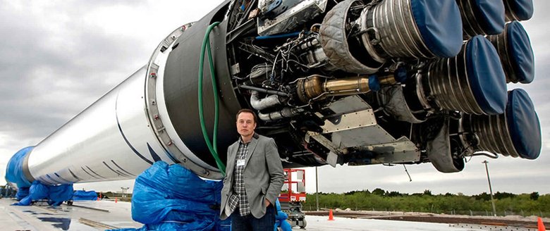 Илон Маск на фоне своей ракеты Falcon 9. Фото: Pinterest