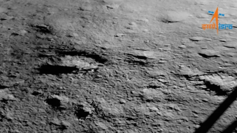 Первое изображение поверхности Луны, полученное индийской миссией «Чандраян-3» после прилунения 23 августа 2023 года. Источник: ISRO / Twitter