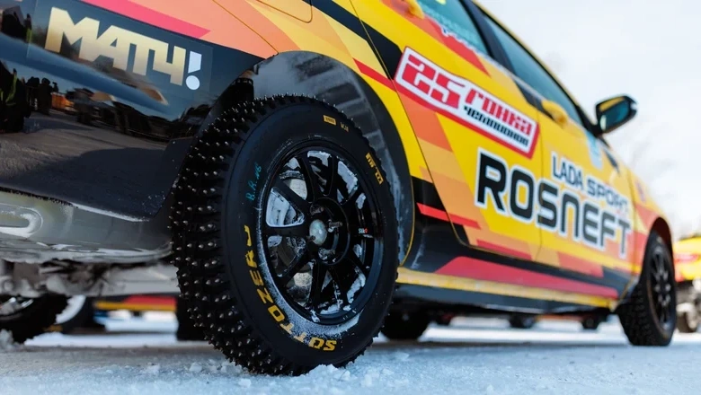 Сцепление на льду на гоночных шинах Pirelli поражает – испытать такое на дорожных покрышках попросту невозможно! Но и довериться не так просто – тем более, шина по-разному работает в продольном и поперечных направлениях