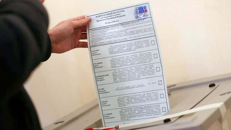 Женщина опускает бюллетень в урну для голосования на президентских выборах 2018 года. Фото: Euronews