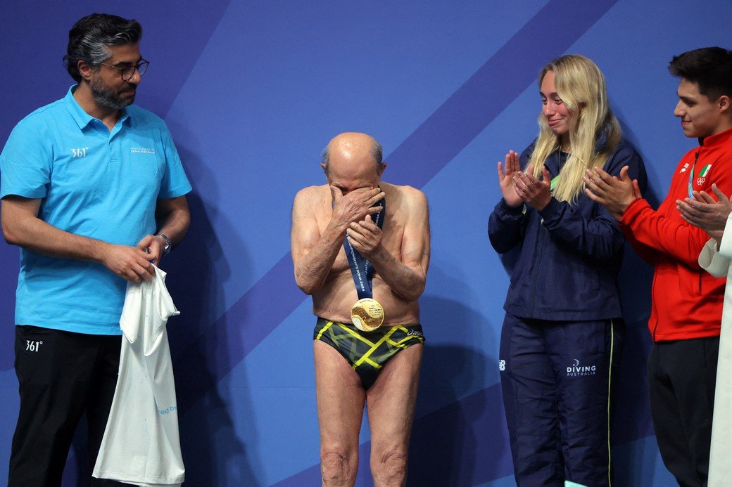 100-летний дайвер прыгнул с вышки на чемпионате мира. Он получил золото и расплакался