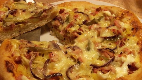Пицца с сыром и ветчиной