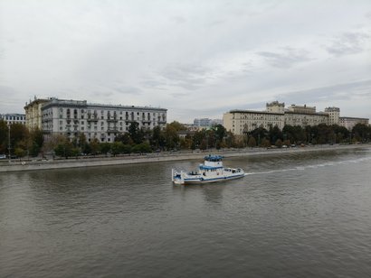 Лодка плывет по реке в городе