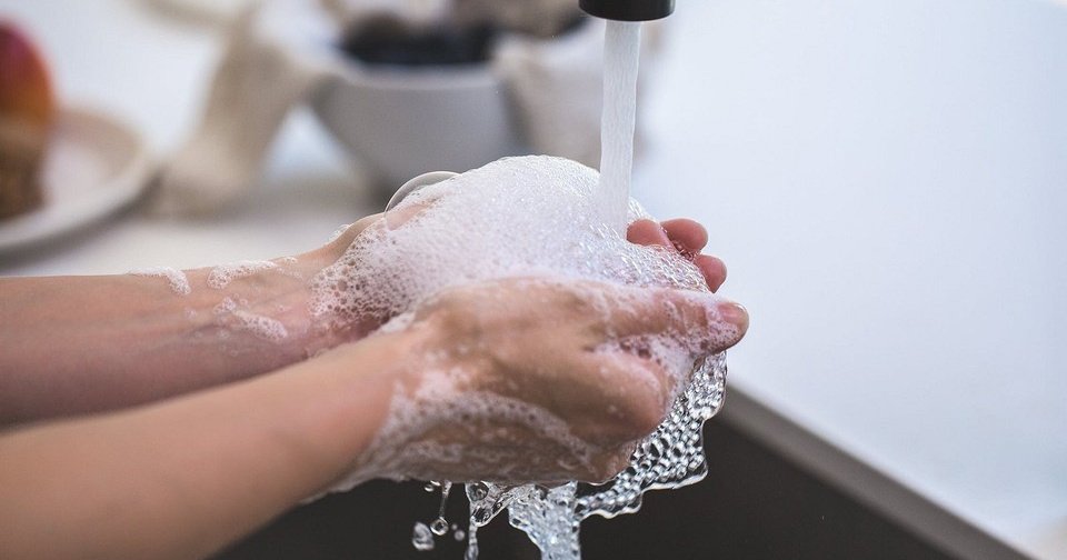 Чем мыть глянцевую кухню: 9 средств, с которыми будет идеально чисто