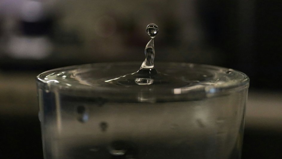 Наполненный водой стакан