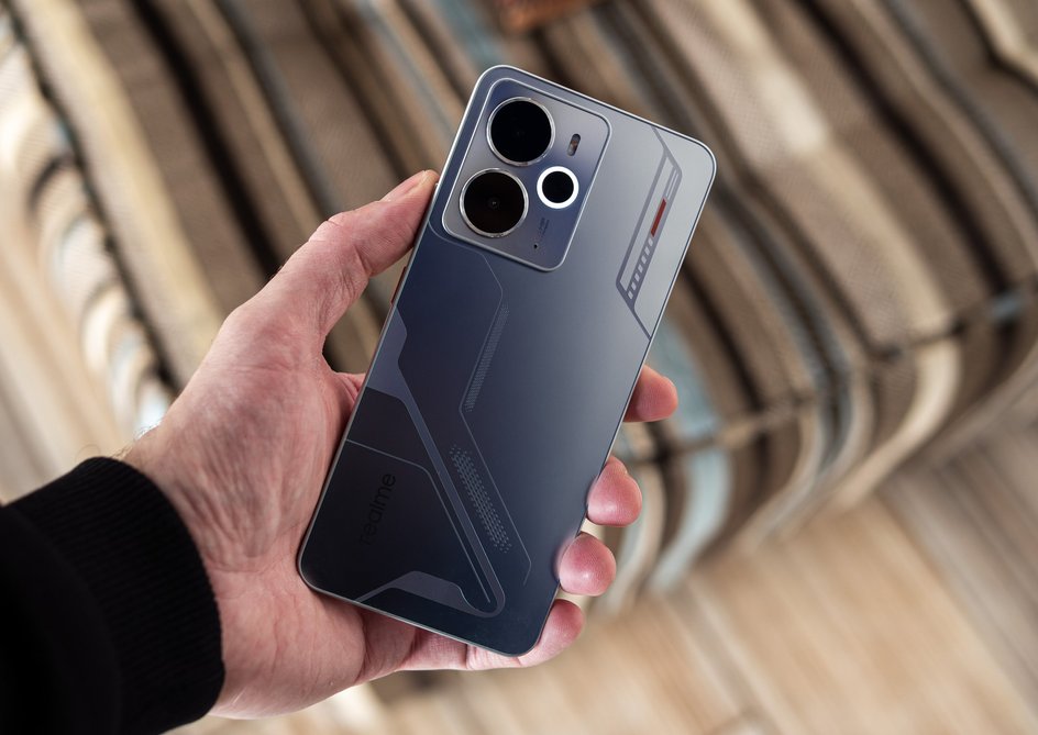realme 14 5G в руке realme 14 5G в руке