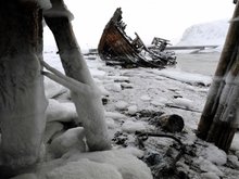 Разрушенный корабль на берегу Баренцева моря Разрушенный корабль на берегу Баренцева моря