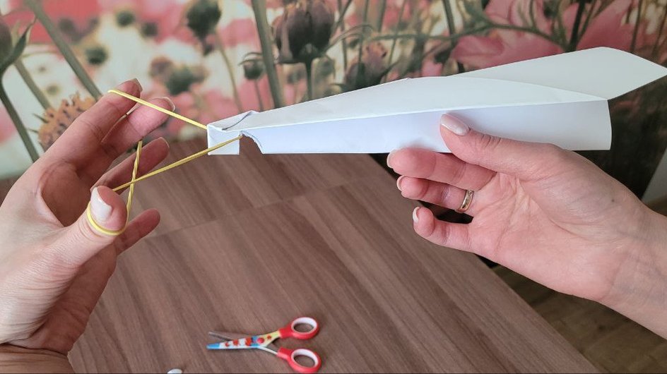 Как запускать самолет из бумаги на резинке
