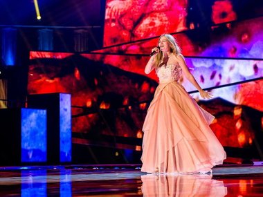 Slide image for gallery: 6342 | Певица от Австрии Зои выглядела, как настоящая принцесса. Пышное кремовое платье, корсет которого был расшит цветками роз, выглядело невероятно нежным и женственным. @eurovision