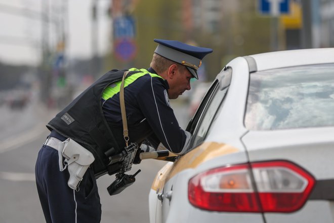 Сотрудник ДПС ГИБДД во время дежурства