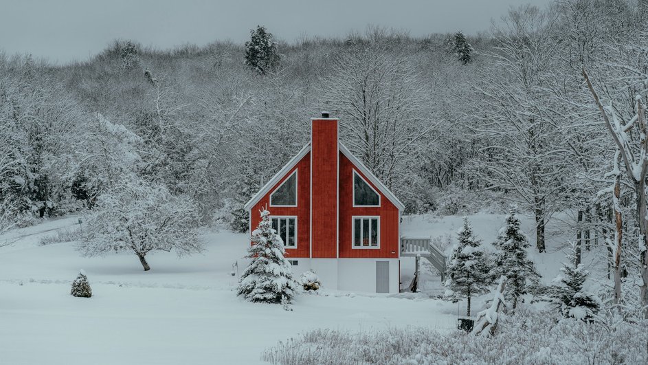 Красный дачный домик зимой