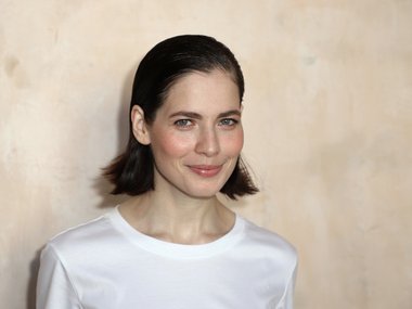 Slide image for gallery: 15717 | Гладко уложенные волосы с кончиками, подкрученными от лица. На фото: актриса Юлия Снигирь (personastars.com)