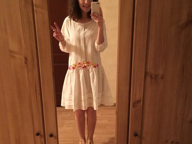 Slide image for gallery: 6005 | Певица Виктория Дайнеко надела скромное белое платье с поясом, украшенным красными цветами.