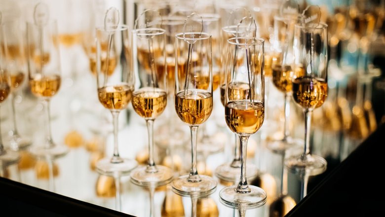Шампанское традиционно ассоциируется с праздничным весельем.